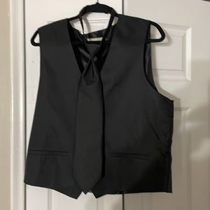 Pronto Uomo Diamond Pattern Tuxedo Vest and matching tie. PROM tuxedo